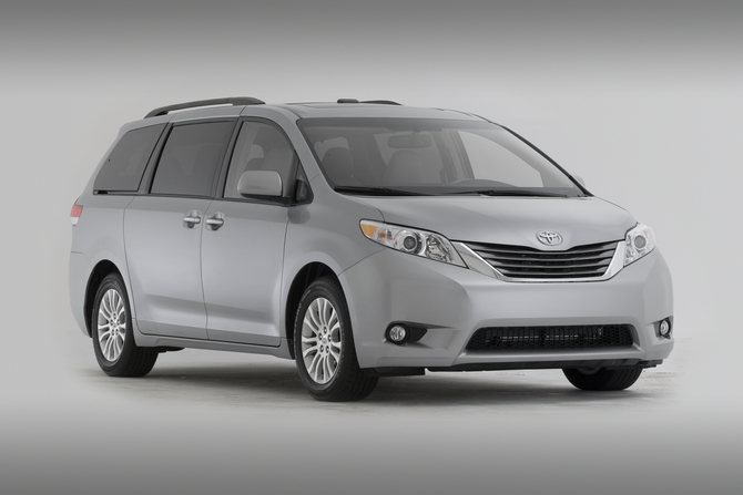 Toyota Sienna XLE FWD Toyota Sienna XLE FWD