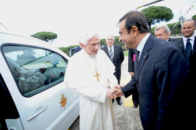 Renault ofereceu dois carros elétricos ao Papa Bento XVI Renault ofereceu dois carros elétricos ao Papa Bento XVI