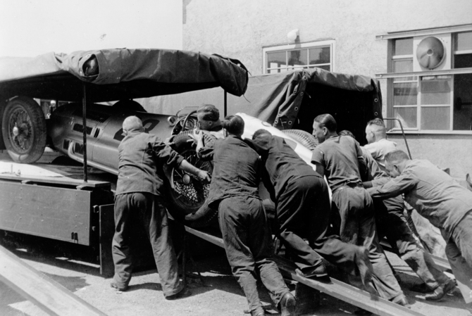Im Silberpfeil zur Meisterschaft 1938 Im Silberpfeil zur Meisterschaft 1938