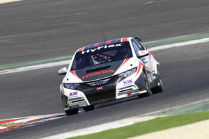 O carro será pilotado por Tiago Monteiro e Gabriele Tarquini