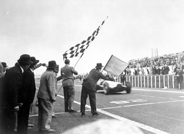 Im Silberpfeil zur Meisterschaft 1938 Im Silberpfeil zur Meisterschaft 1938