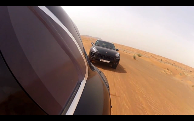 A Porsche levou dois Macans para testes nas dunas do Dubai A Porsche levou dois Macans para testes nas dunas do Dubai