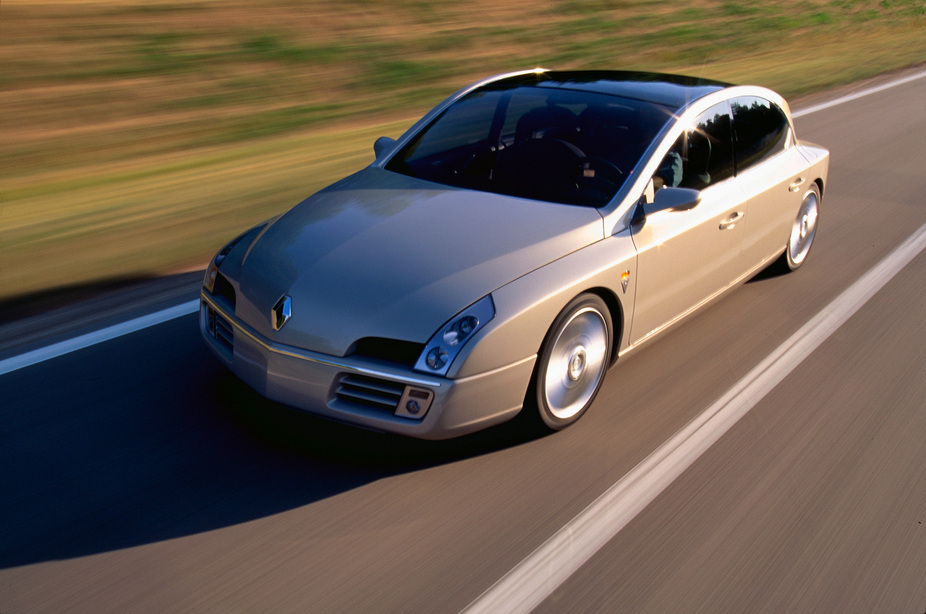 O nome Initiale surgiu pela primeira vez quando em 1996 a Renault apresentou um protótipo sedan