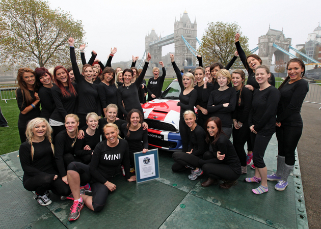 Guinness Weltrekord: 28 Mädels und ein MINI Guinness Weltrekord: 28 Mädels und ein MINI