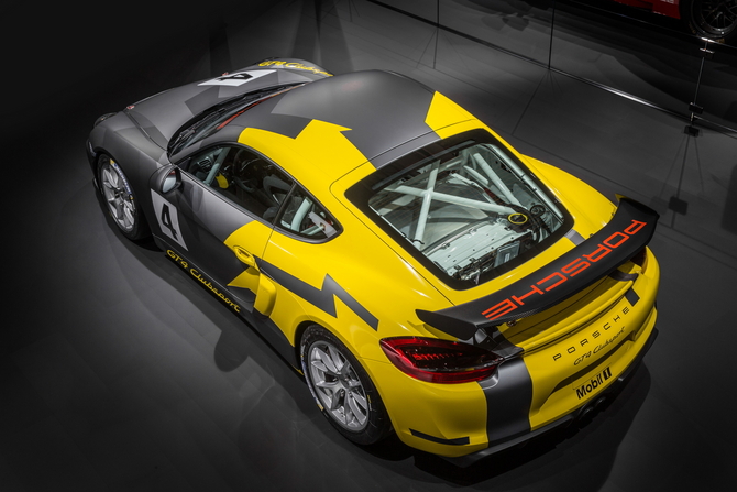 A versão de corrida apresenta exclusivamente a transmissão de dupla embraiagem modificada de seis velocidades da Porsche A versão de corrida apresenta exclusivamente a transmissão de dupla embraiagem modificada de seis velocidades da Porsche