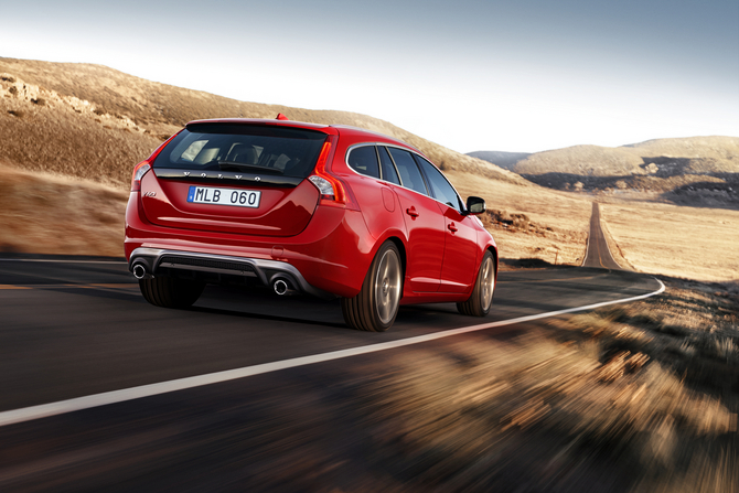 Les S60 et V60 R-Design à châssis abaissé R-Design, moteur T6 AWD et jantes optionnelles de 19 pouces. Les S60 et V60 R-Design à châssis abaissé R-Design, moteur T6 AWD et jantes optionnelles de 19 pouces.
