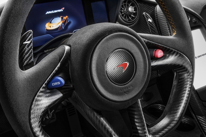 McLaren P1 tem sistemas DRS e IPAS ativados através de botões instalados no volante McLaren P1 tem sistemas DRS e IPAS ativados através de botões instalados no volante