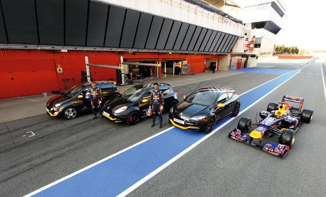 Os pilotos da Red Bull ao lado do Clio, do Twingo e do Mégane R.S. Red Bull Racing RB7 Os pilotos da Red Bull ao lado do Clio, do Twingo e do Mégane R.S. Red Bull Racing RB7