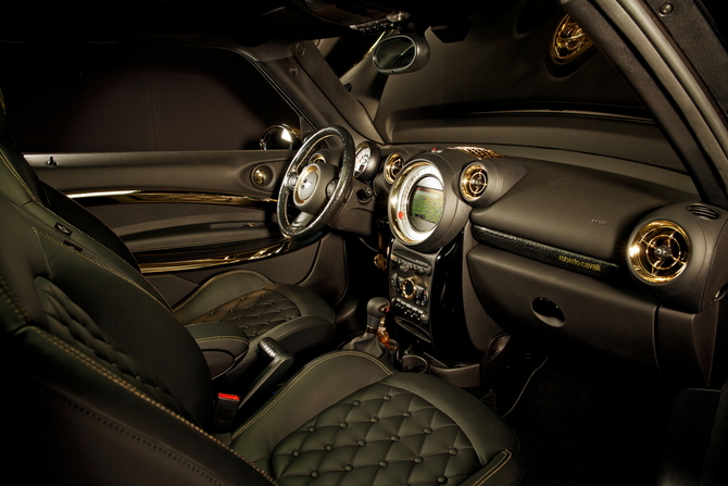 O interior também foi bastante modificado de acordo com as preferências de Cavalli O interior também foi bastante modificado de acordo com as preferências de Cavalli