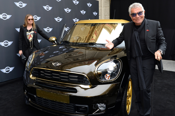 Cavalli criou o carro para angariar fundos para a prevenção e investigação da SIDA e do HIV Cavalli criou o carro para angariar fundos para a prevenção e investigação da SIDA e do HIV
