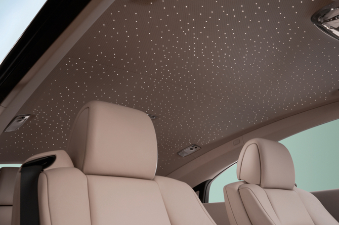 O Wraith tem espaço para quatro passageiros num ambiente interior que é complementado pelo Starlight Headliner O Wraith tem espaço para quatro passageiros num ambiente interior que é complementado pelo Starlight Headliner