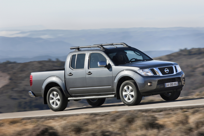 Nissan Navara 2.5 dCi 4x4 3,5T Double Cab XE Comfort Nissan Navara 2.5 dCi 4x4 3,5T Double Cab XE Comfort
