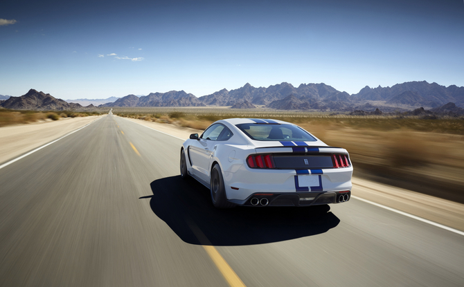 The 5.2 liter V8 engine was paired with a manual six-speed gearbox The 5.2 liter V8 engine was paired with a manual six-speed gearbox