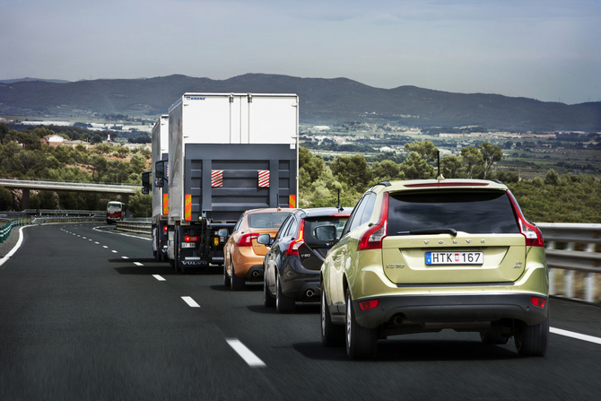 Estes comboios rodoviários poderiam operar num ambiente misto com outros utilizadores da estrada Estes comboios rodoviários poderiam operar num ambiente misto com outros utilizadores da estrada