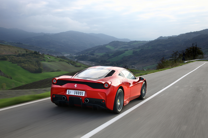 O carro pesa menos e tem mais potência do que o 458 Italia O carro pesa menos e tem mais potência do que o 458 Italia