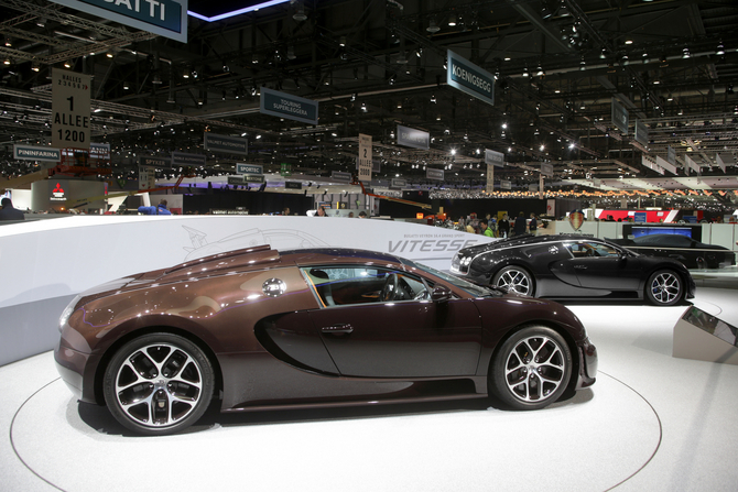 Os carros mostram a capacidade da Bugatti de pintar a fibra de carbono Os carros mostram a capacidade da Bugatti de pintar a fibra de carbono