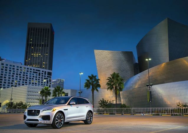 Jaguar F-Pace 2.0L i4D RWD Pure Jaguar F-Pace 2.0L i4D RWD Pure
