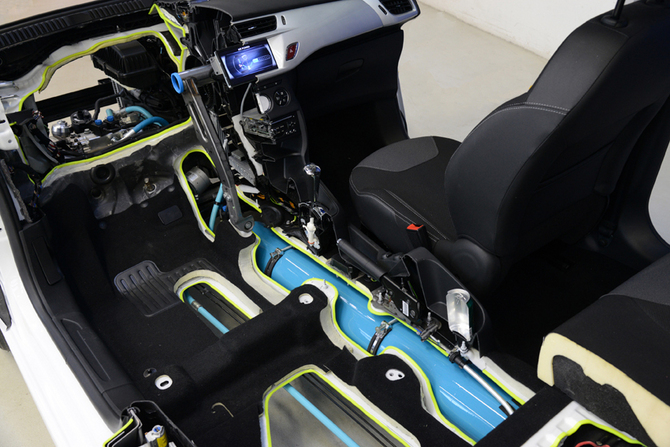 It uses a compressed air tank under the car It uses a compressed air tank under the car