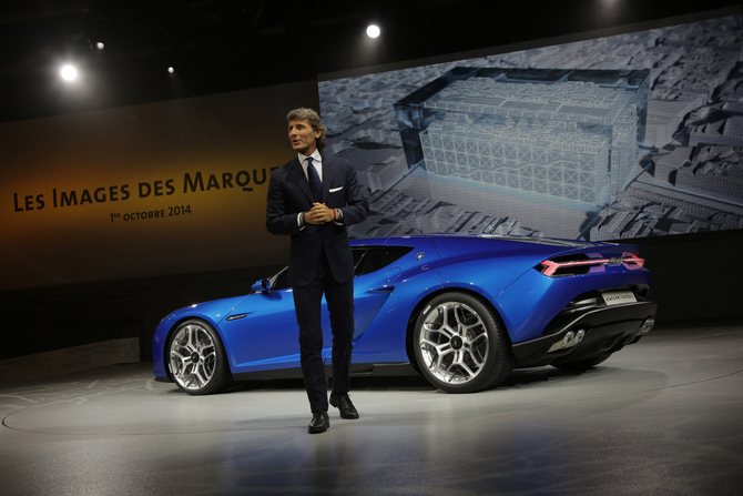 Alimentation hybride : le moteur atmosphérique de 5,2 litres V10 associé à trois moteurs électriques délivre une puissance totale de 669 kW/910 c Alimentation hybride : le moteur atmosphérique de 5,2 litres V10 associé à trois moteurs électriques délivre une puissance totale de 669 kW/910 c