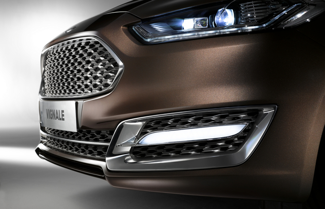 Os carros recebem um pára-choques dianteiro e faróis LED exclusivos Os carros recebem um pára-choques dianteiro e faróis LED exclusivos