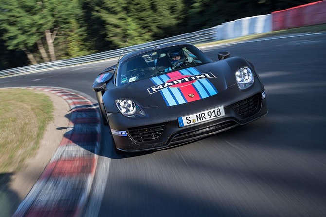 A Porsche teve três pilotos a tentarem estabelecer um novo recorde em Nürburgring A Porsche teve três pilotos a tentarem estabelecer um novo recorde em Nürburgring
