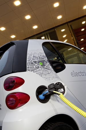 Mercedes-Benz Experimenting with Inductive Charging on Electric Smart Mercedes-Benz Experimenting with Inductive Charging on Electric Smart