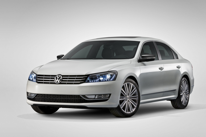 Also has bi-xenon headlights Also has bi-xenon headlights