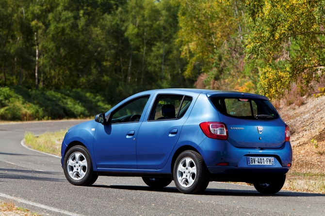 More prominent wheel arches and indented flanks characterize the new exterior. More prominent wheel arches and indented flanks characterize the new exterior.