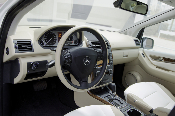 Mercedes-Benz Experimenting with Inductive Charging on Electric Smart Mercedes-Benz Experimenting with Inductive Charging on Electric Smart