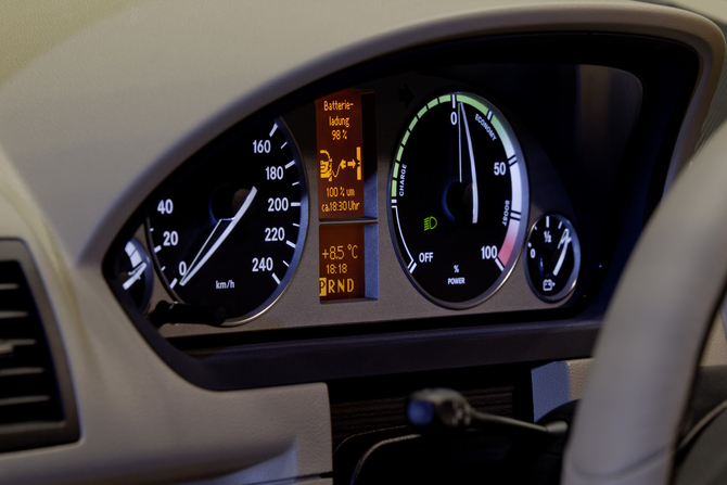 Mercedes-Benz Experimenting with Inductive Charging on Electric Smart Mercedes-Benz Experimenting with Inductive Charging on Electric Smart