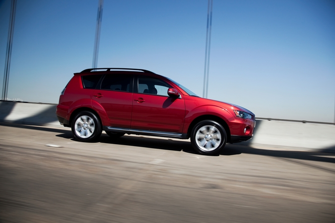 Mitsubishi Outlander ES 2WD Mitsubishi Outlander ES 2WD