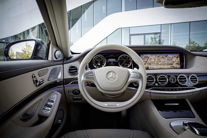O carro tem um volante AMG de dois raios e um ecrã HUD de série O carro tem um volante AMG de dois raios e um ecrã HUD de série
