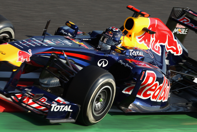 Vettel takes pole and closes on title Vettel takes pole and closes on title