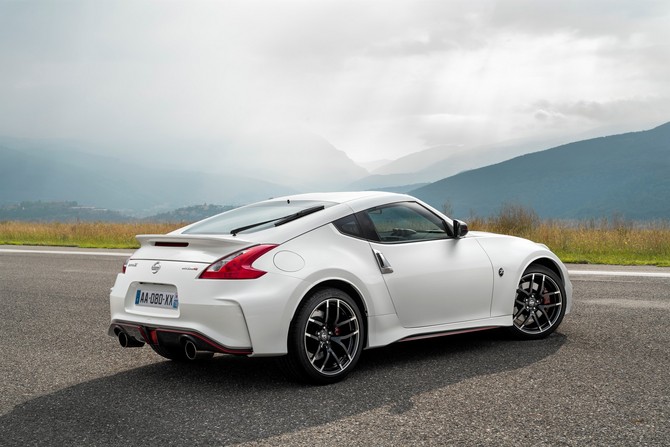 Na parte traseira, a Nissan introduziu um novo pára-choques e um spoiler Na parte traseira, a Nissan introduziu um novo pára-choques e um spoiler