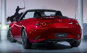 O novo MX-5 é mais pequeno e mais leve do que o carro que substitui