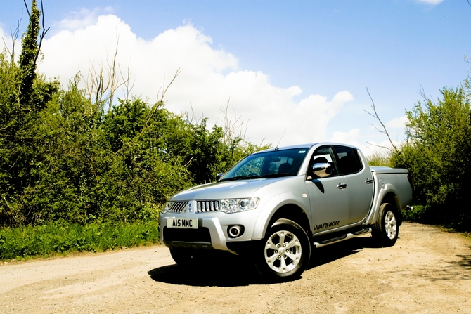 Mitsubishi L200 2.5 DI-D DCab Warrior LB Auto Mitsubishi L200 2.5 DI-D DCab Warrior LB Auto
