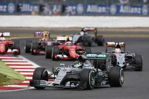 O britânico saiu da pole position mas caiu para terceiro e teve de lutar para recuperar a liderança
