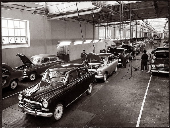 O modelo começou a ser produzido a 13 de novembro de 1953 O modelo começou a ser produzido a 13 de novembro de 1953