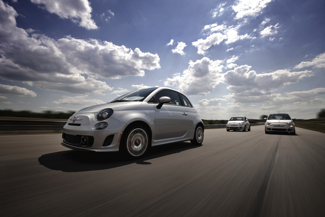 O carro situa-se entre o Abarth e o 500 standard na gama dos EUA O carro situa-se entre o Abarth e o 500 standard na gama dos EUA
