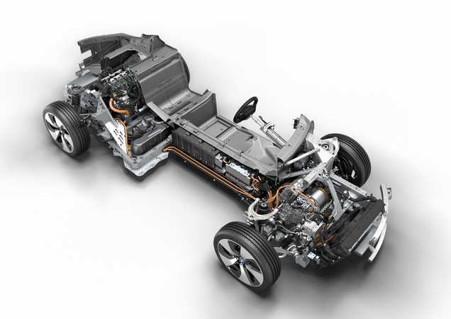 O i8 tem um chassis de alumínio, mas grande parte do carro é feita de plástico reforçado de fibra de carbono O i8 tem um chassis de alumínio, mas grande parte do carro é feita de plástico reforçado de fibra de carbono