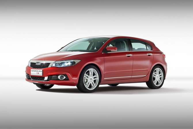 A versão Hatchback tem uma frente ligeiramente modificada e uma traseira totalmente nova A versão Hatchback tem uma frente ligeiramente modificada e uma traseira totalmente nova