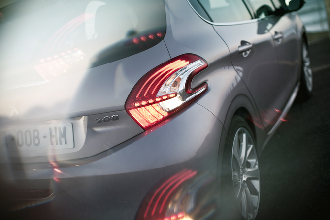 Peugeot 208 GTI e XY revelados antes de Genebra Peugeot 208 GTI e XY revelados antes de Genebra