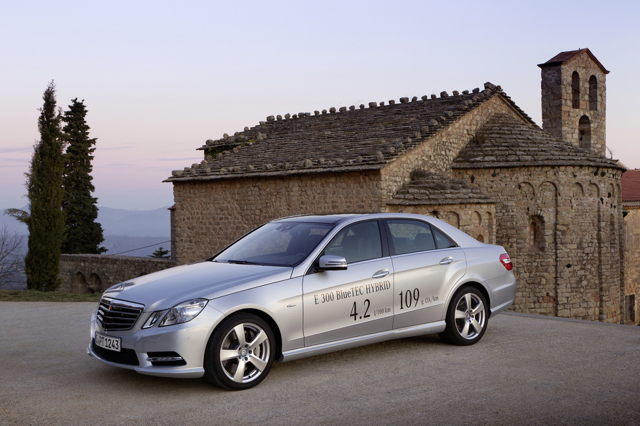 O E300 BlueTEC Hybrid é a tentativa da Mercedes de misturar eficiência com luxo