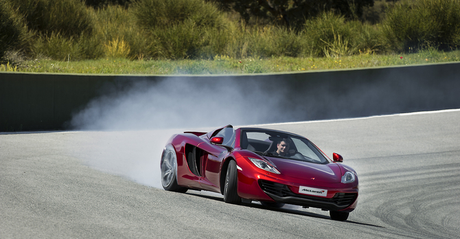 Lancés en Volcano Red, l'une des 17 teintes de carrosserie actuellement disponibles pour la 12C et la 12C Spider Lancés en Volcano Red, l'une des 17 teintes de carrosserie actuellement disponibles pour la 12C et la 12C Spider