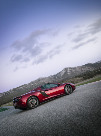 Le toit rétractable unique de la nouvelle 12C Spider peut être actionné alors que le véhicule est en mouvement, jusqu'à 30 km/h Le toit rétractable unique de la nouvelle 12C Spider peut être actionné alors que le véhicule est en mouvement, jusqu'à 30 km/h