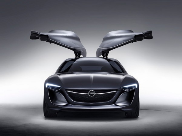 The massive gullwing doors would not make it to production The massive gullwing doors would not make it to production