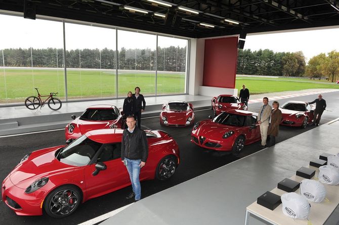 Os cinco compradores encomendaram os 4C no Salão Automóvel de Genebra Os cinco compradores encomendaram os 4C no Salão Automóvel de Genebra