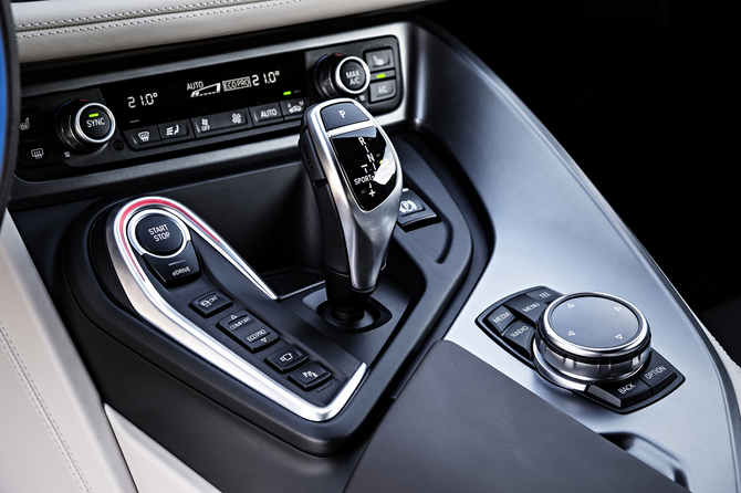 i8 está equipado com uma transmissão automática de seis velocidades i8 está equipado com uma transmissão automática de seis velocidades