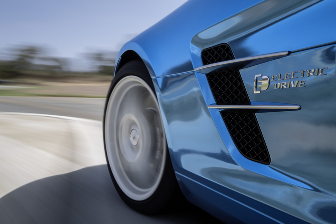 Le SLS AMG Coupé Electric Drive abat le sprint de 0 à 100 km/h en 3,9 s. Le SLS AMG Coupé Electric Drive abat le sprint de 0 à 100 km/h en 3,9 s.