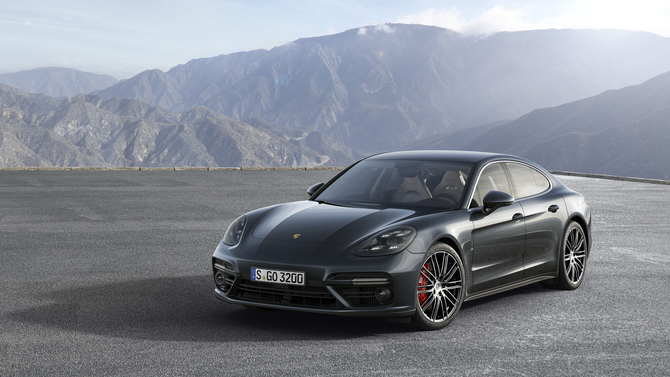 The Panamera marks the debut of a new platform, new engines and receives changes in terms of size, design and technology The Panamera marks the debut of a new platform, new engines and receives changes in terms of size, design and technology